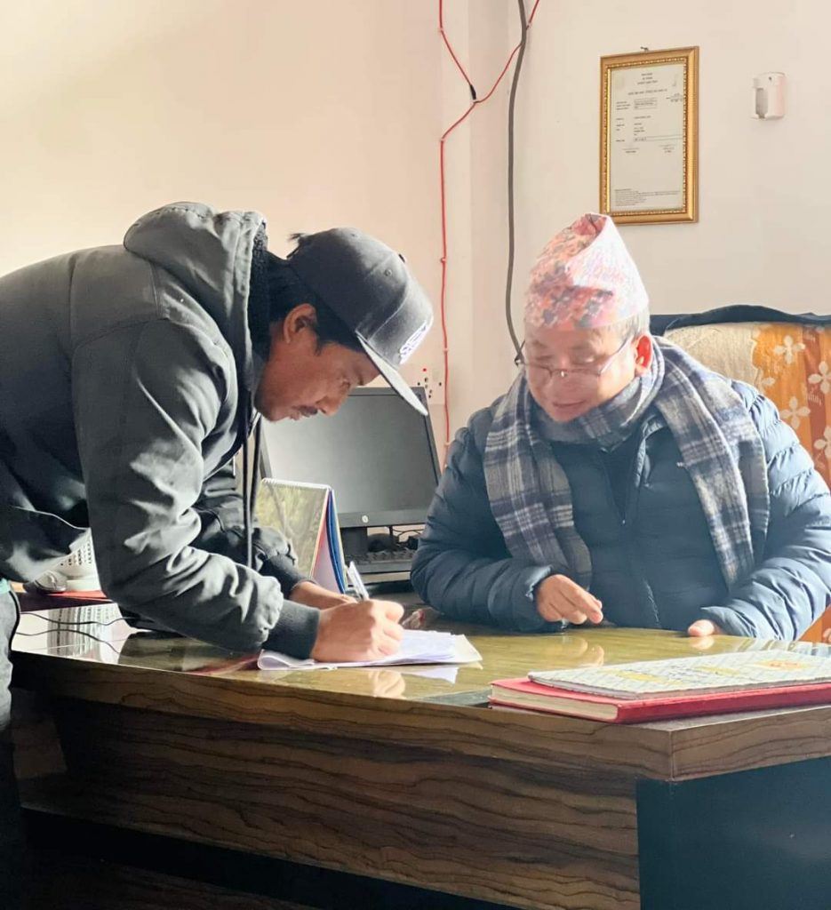 निर्देशक तथा कलाकार निश्चल बस्नेतद्वारा इलाममा रहेको जग्गा स्वास्थ्य संस्थालाई दान 1 nischal