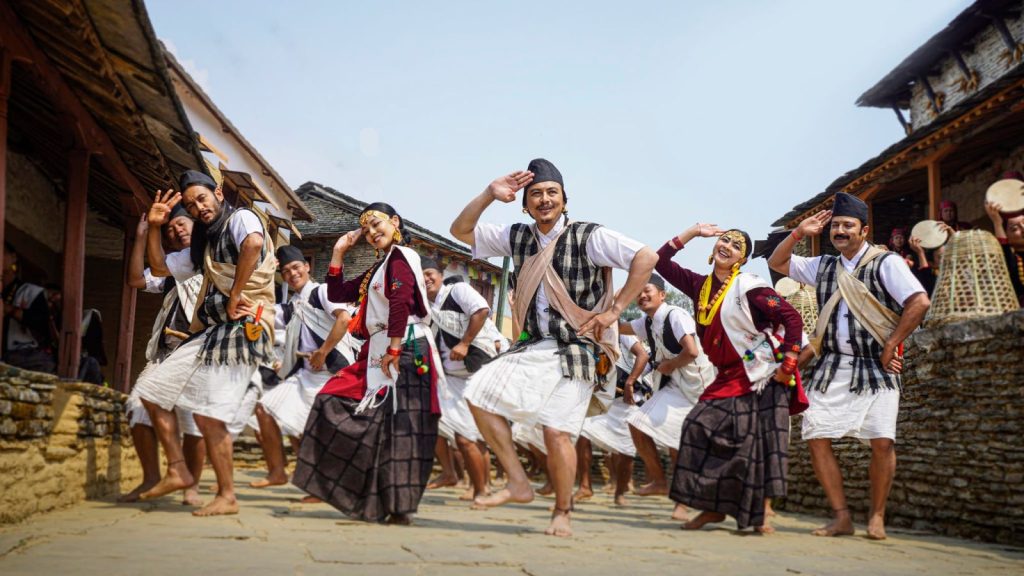 ‘पूजार सार्की’ प्याकअप, कौडा गीतमा नाचे आर्यन, प्रदीप र पल 1 PUJAR SARKI PACK UP2