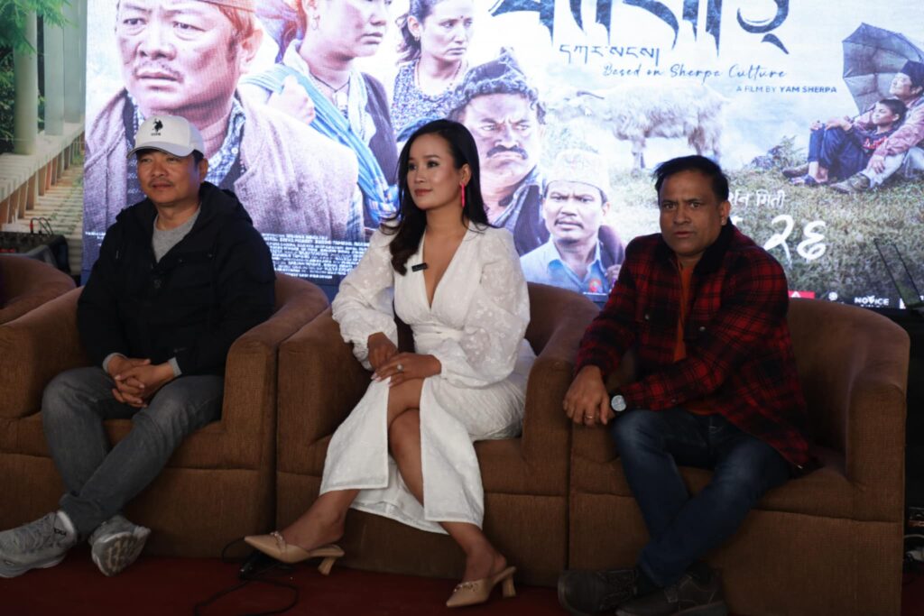 ‘कार्साङ’मा धामी बनेका दयाहाङको अनुभव : आगोको भुंग्रोमा छिर्दा कपासमा टेकेजस्तो भयो 1 daya srijana jitu 3