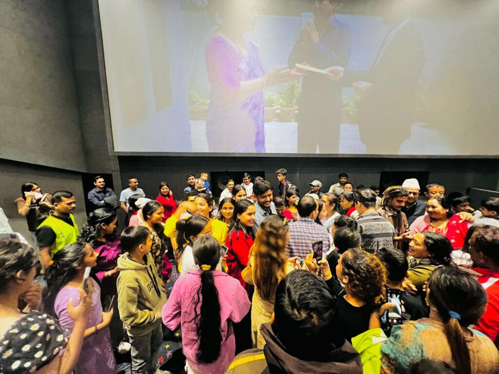 दर्शक तान्दै ‘लाज शरणम्’ : भन्छन्- कमेडी, व्यङ्ग्य र म्यासेज सबै मनपर्यो 1 480876535 122183905358261292 7392695997599782913 n